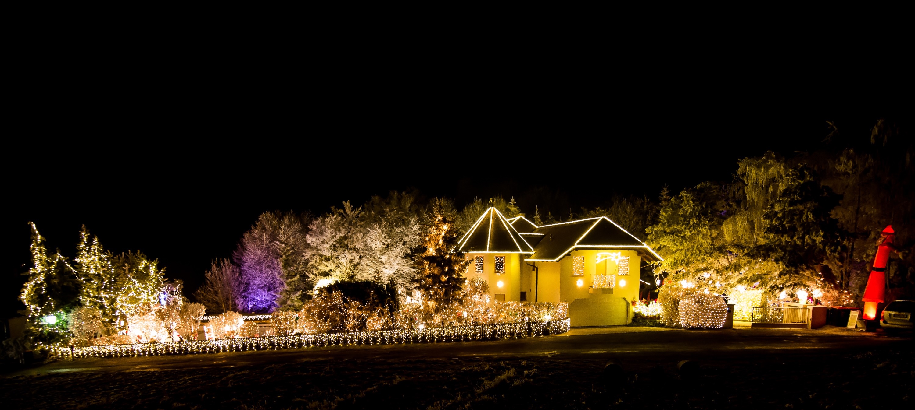 Das leuchtende Weihnachtshaus bei Nacht