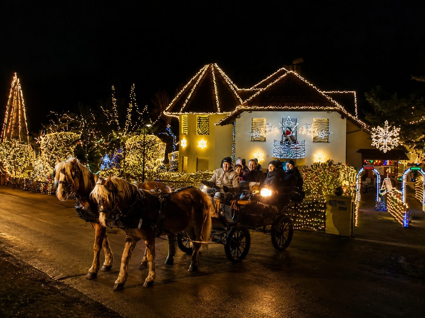 Pferdekutsche vor dem Weihnachtshaus